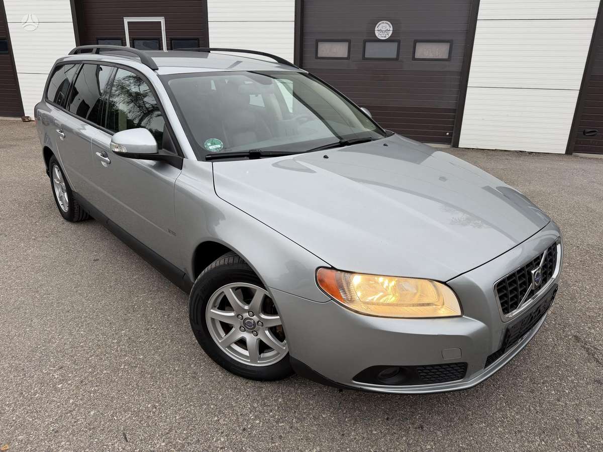 Volvo V70 2009 — rear view