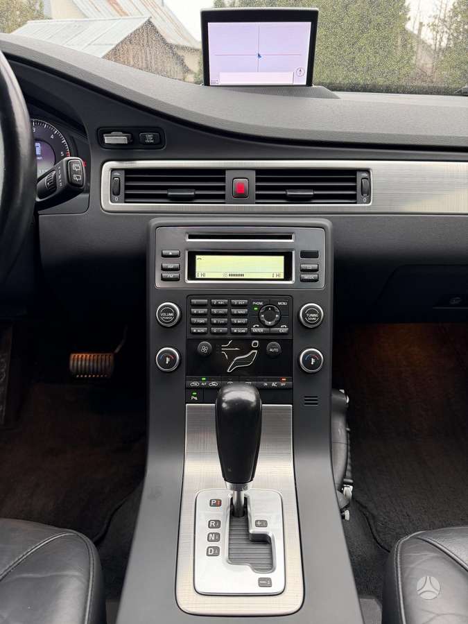 Volvo V70 2009 — photo 35