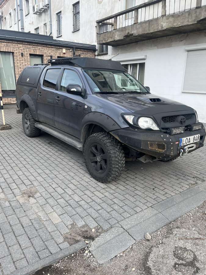 Toyota Hilux 2011 — rear view