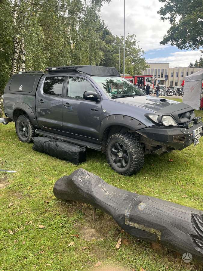 Toyota Hilux 2011 — engine 2982 cm³, 171 HP (126kW)