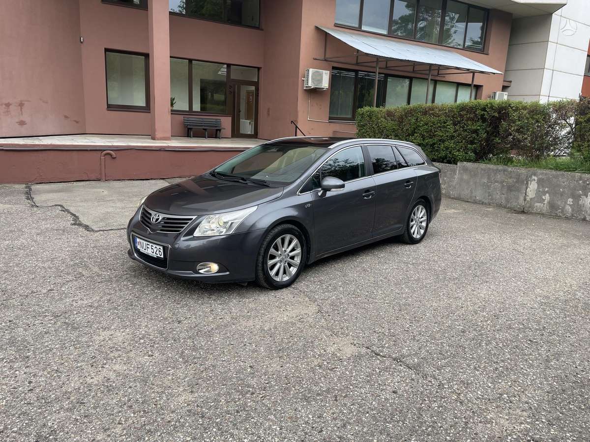 Toyota Avensis 2009 — rear view
