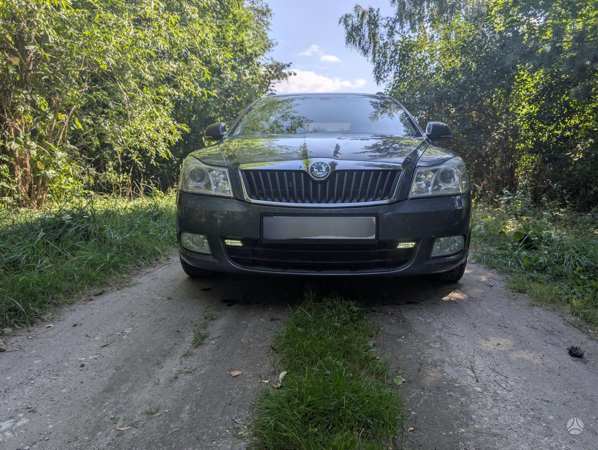 Skoda Octavia 2011 — rear view