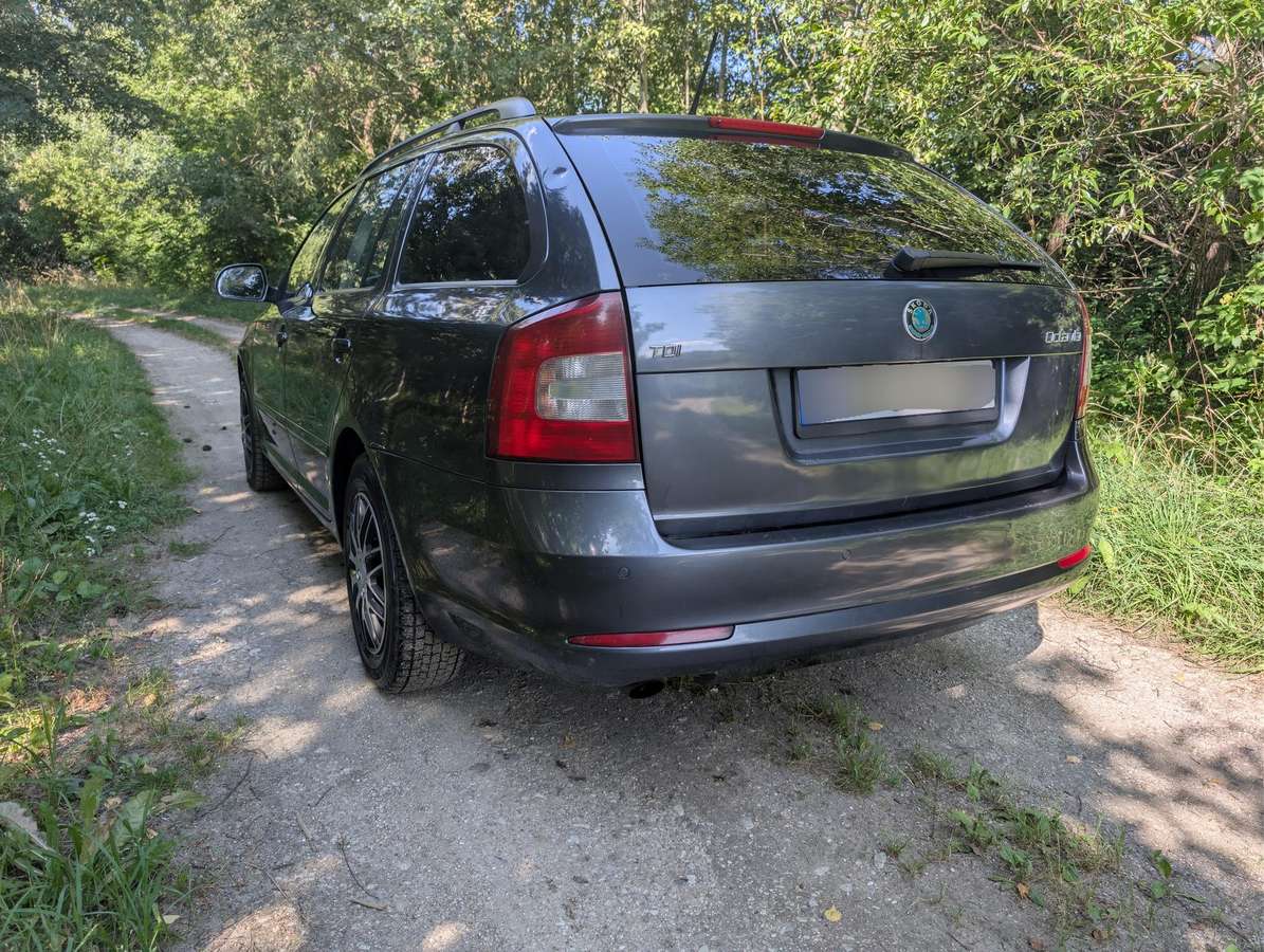 Skoda Octavia 2011 — engine 1600 cm³, 105 HP (77kW)