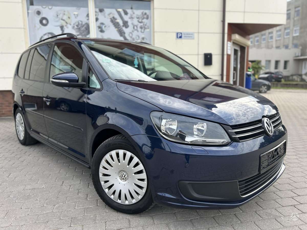 Volkswagen Touran 2011 — вигляд ззаду