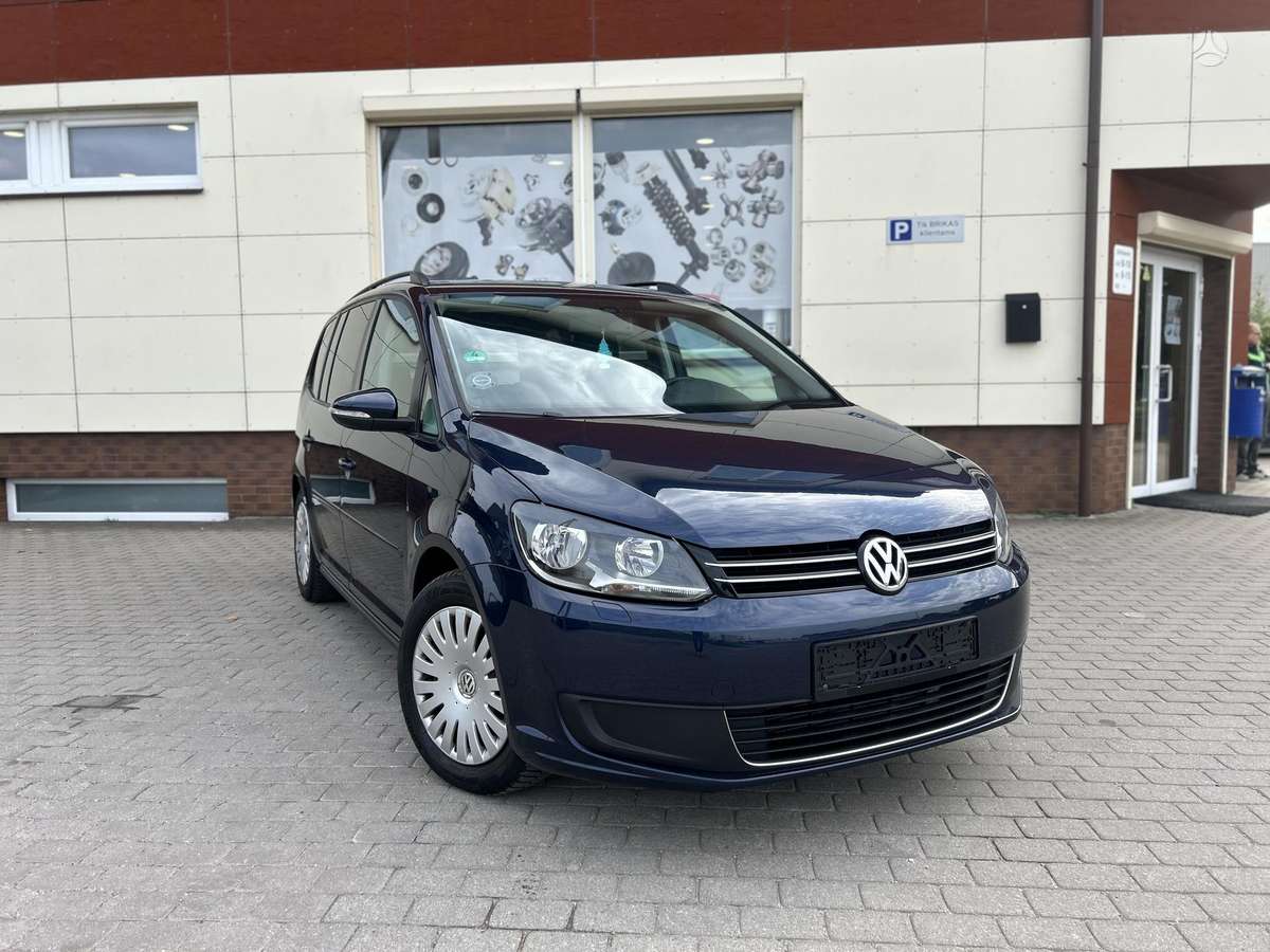 Volkswagen Touran 2011 — салон