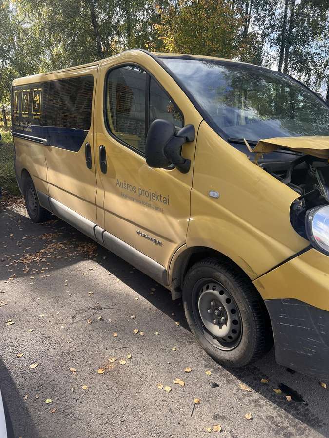 Renault Trafic 2010 — rear view
