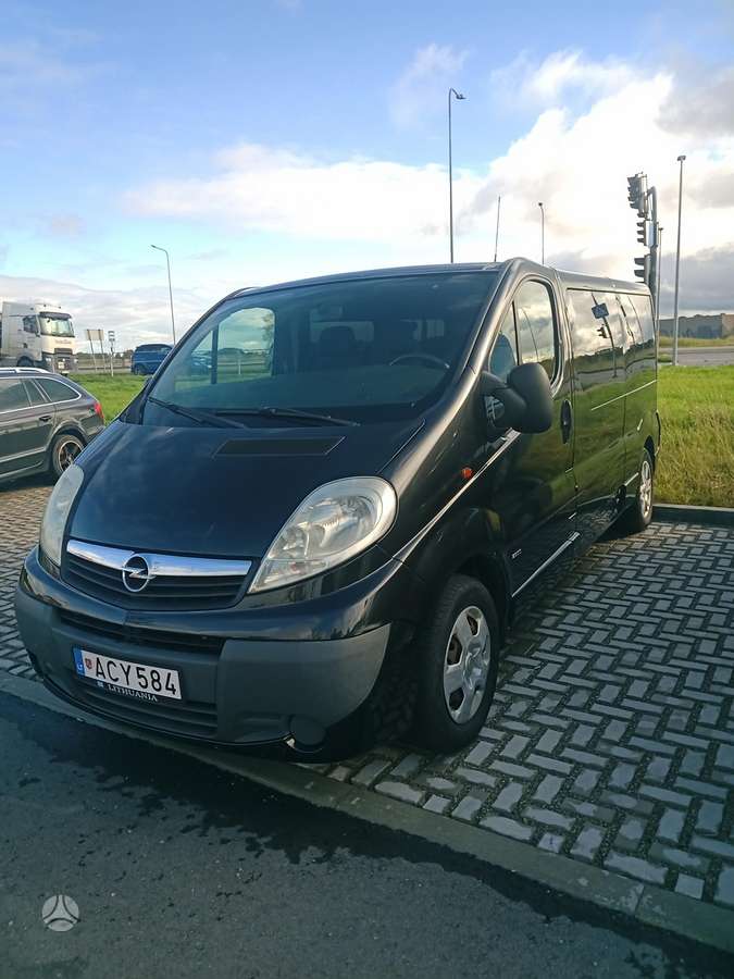 Opel Vivaro 2007 — rear view