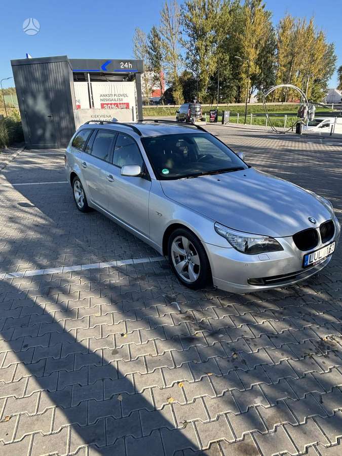 BMW 530 2009 — салон