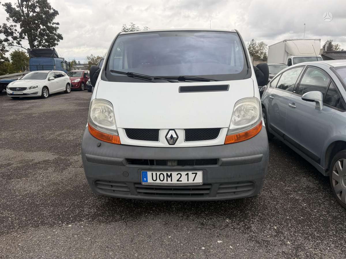 Renault Trafic 2004 — rear view