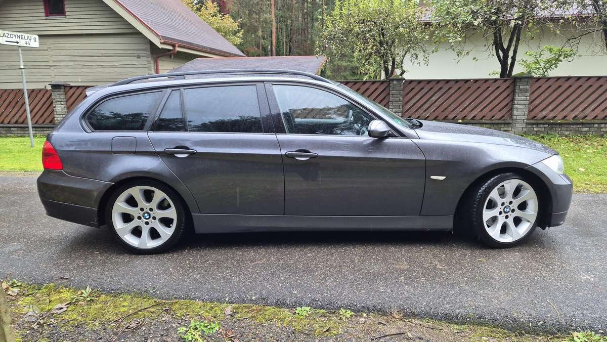 BMW 330 2008 — вигляд ззаду