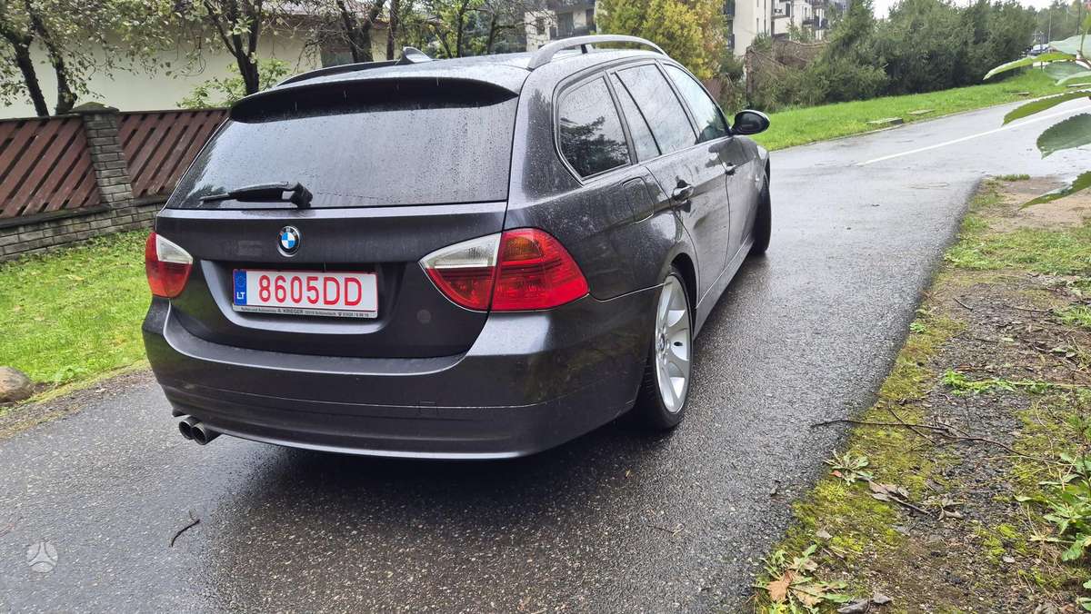 BMW 330 2008 — салон