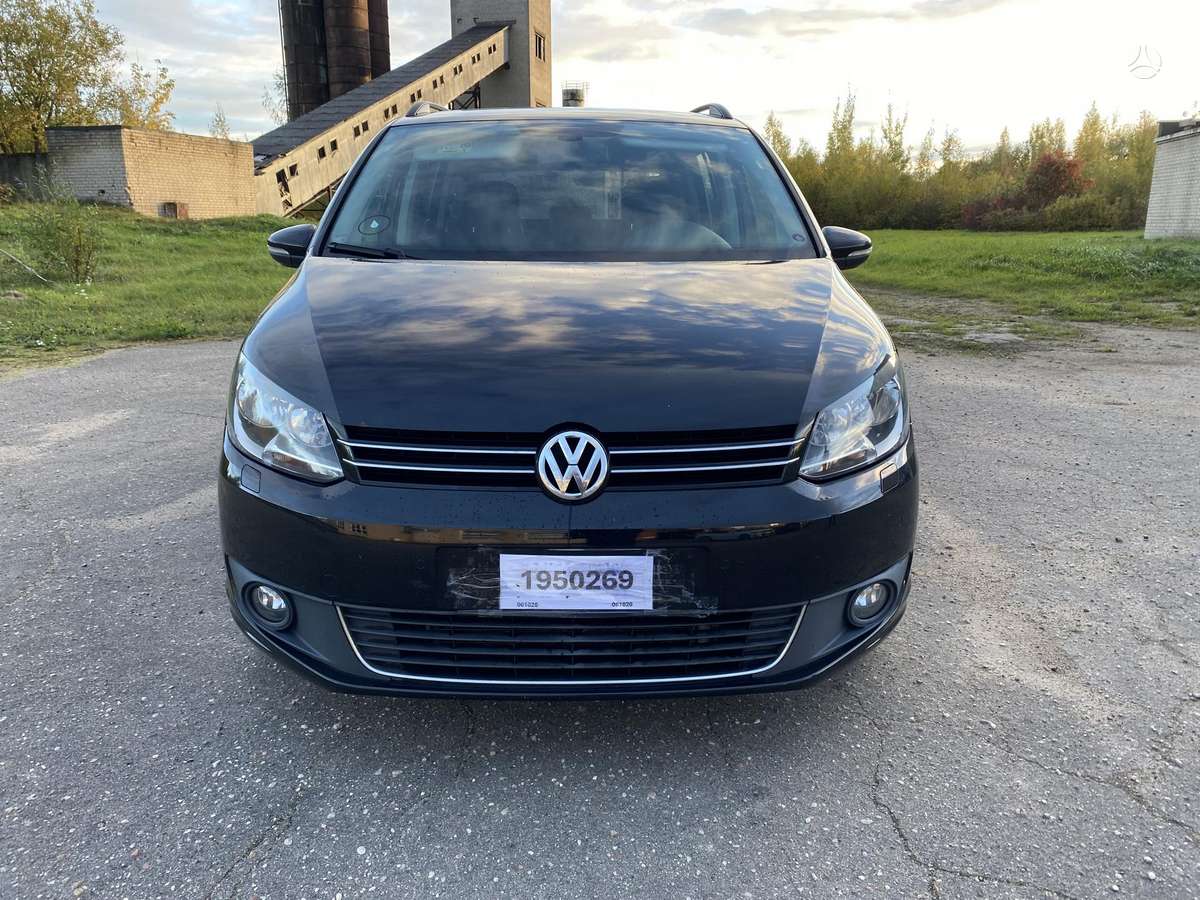 Volkswagen Touran 2014 — interior