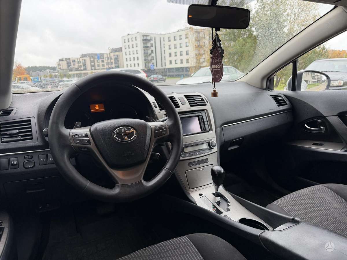 Toyota Avensis 2011 — photo 17