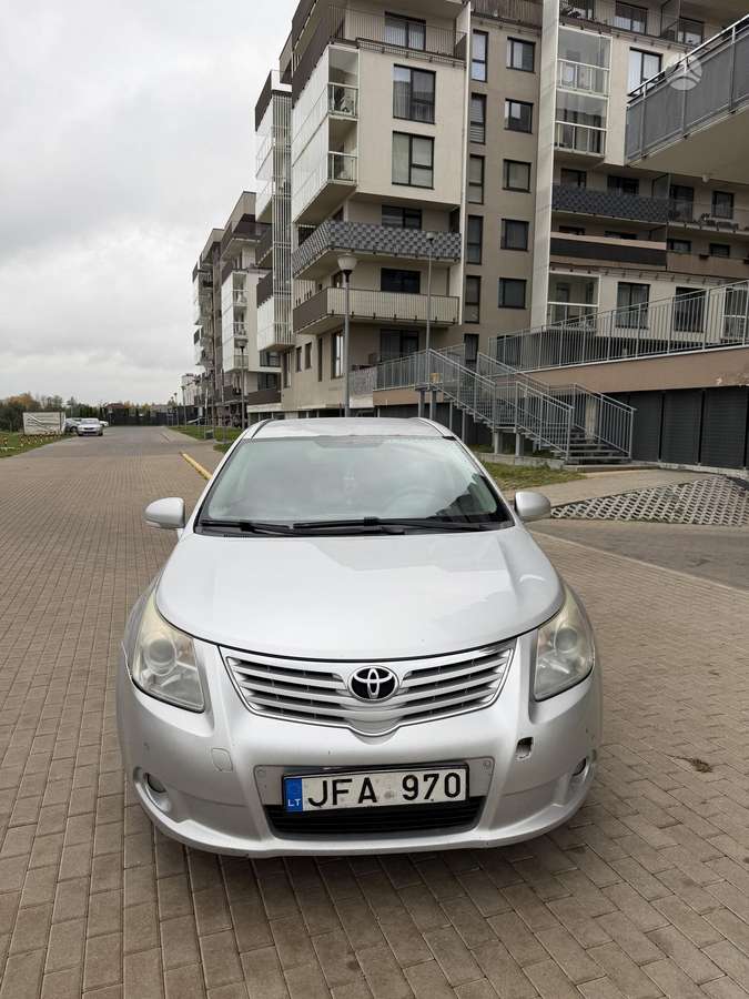 Toyota Avensis 2011 — rear view