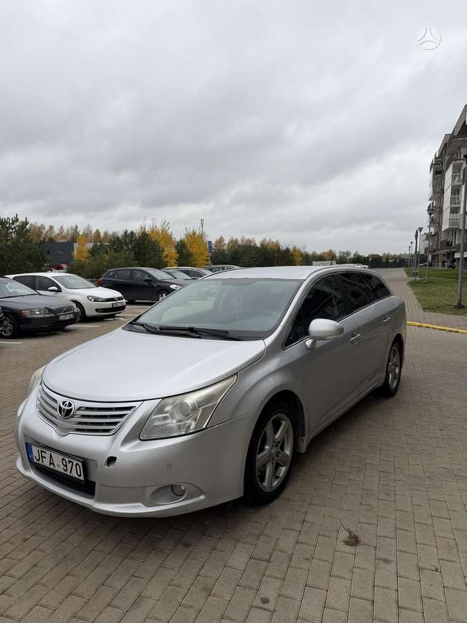 Toyota Avensis 2011 — interior