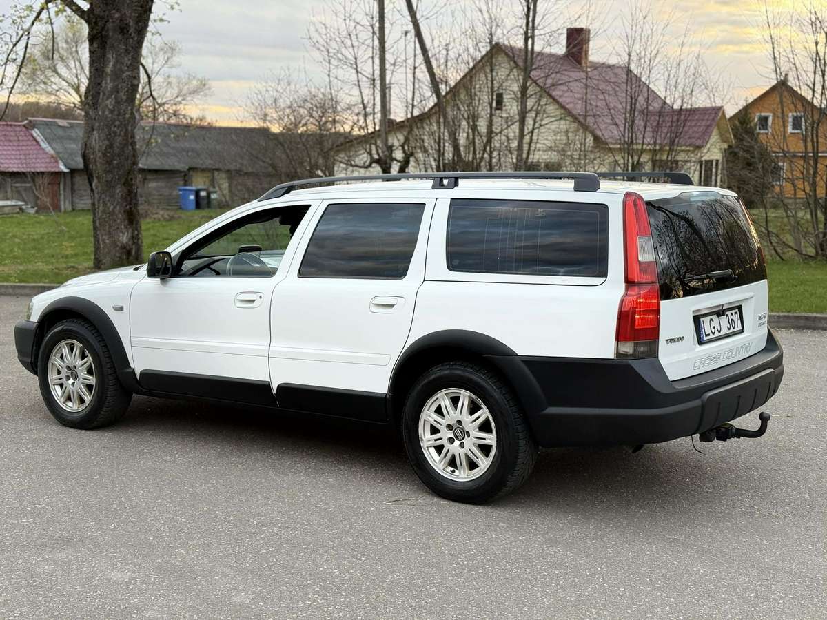 Volvo XC70 2004 — rear view