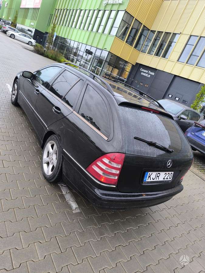 Mercedes-Benz C220 2005 — rear view