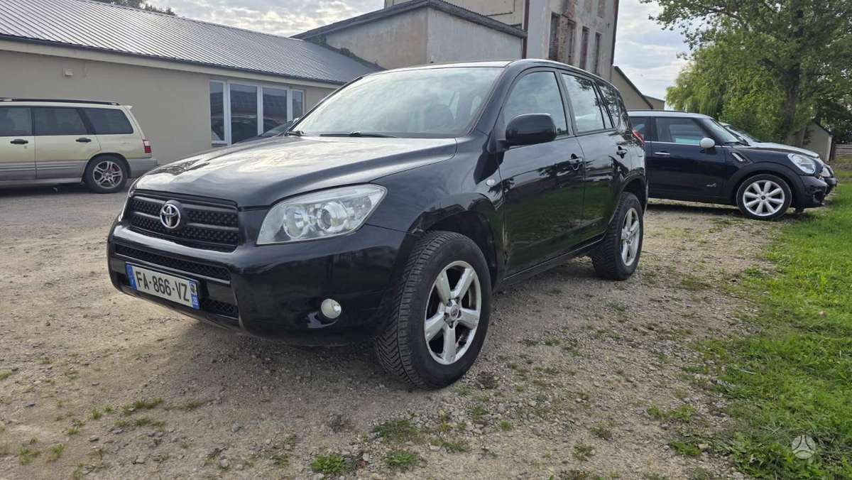 Toyota RAV4 2006 — rear view