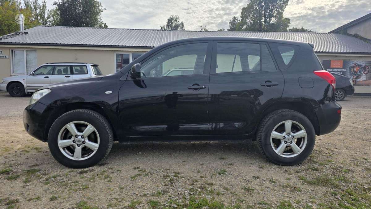 Toyota RAV4 2006 — engine 2200 cm³, 136 HP (100kW)