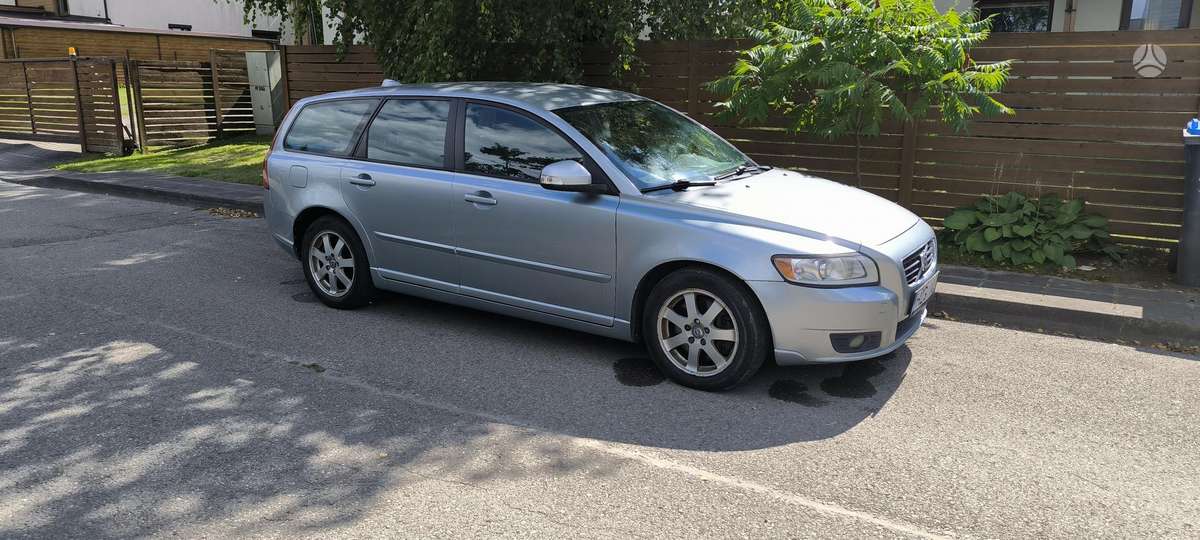 Volvo V50 2010 — interior