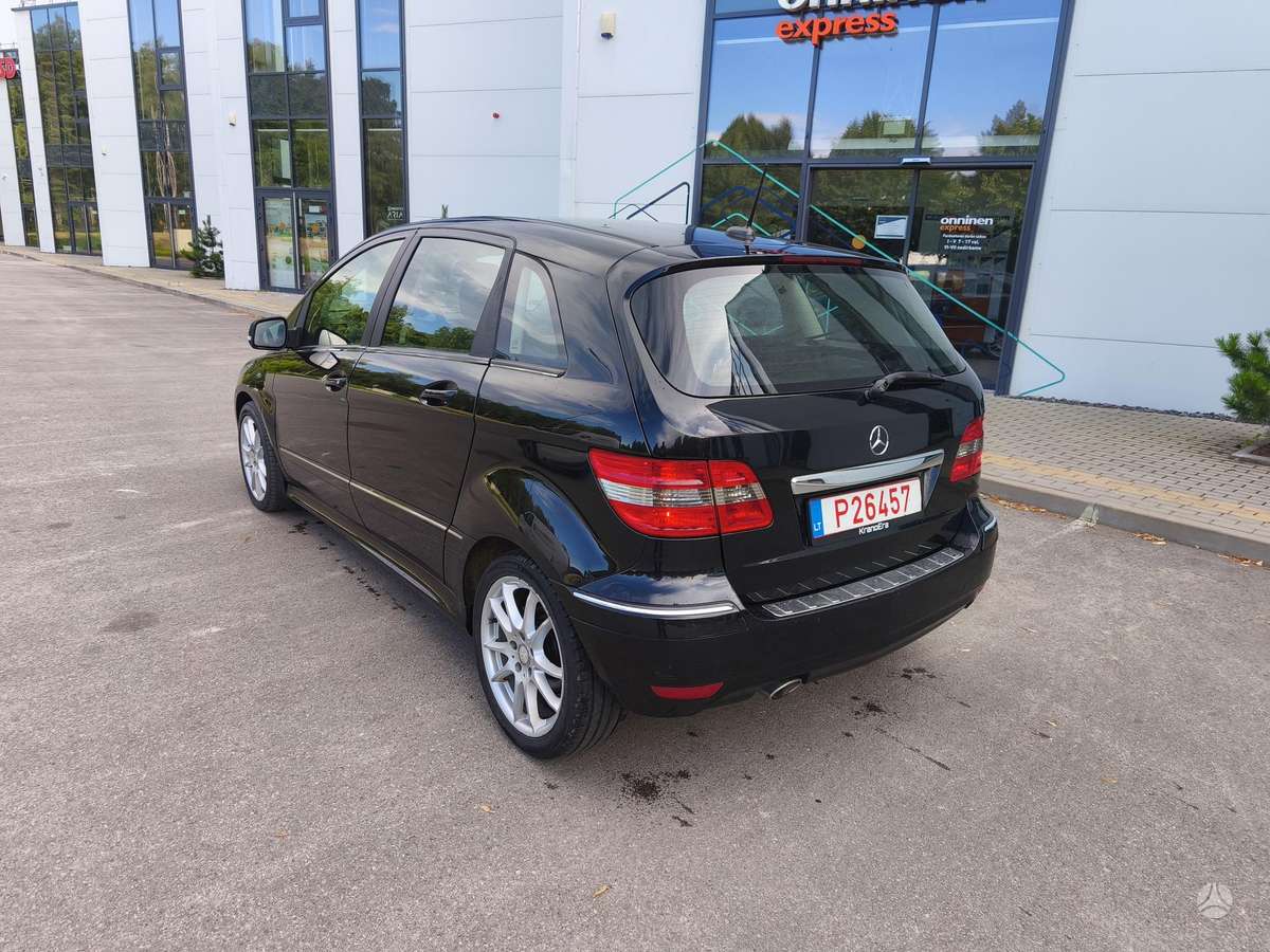 Mercedes-Benz B180 2011 — салон
