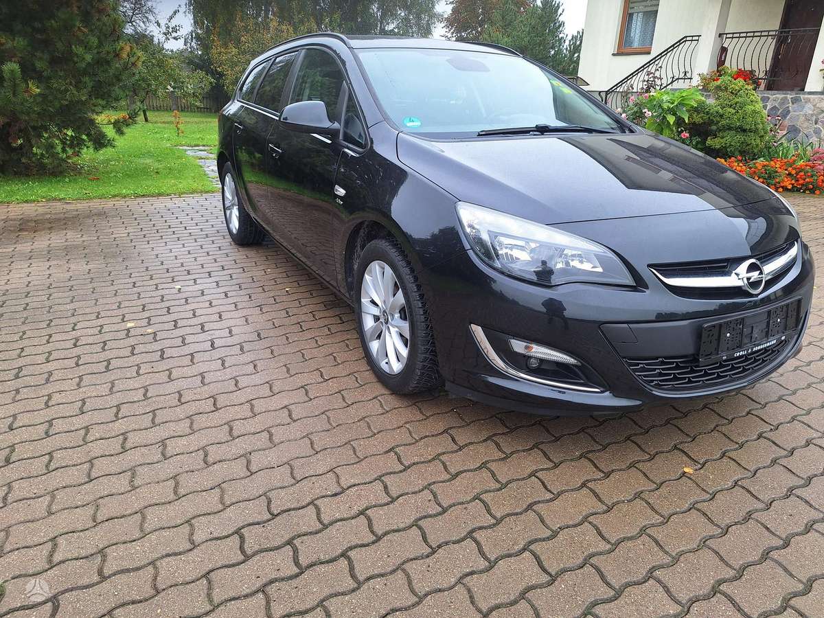 Opel Astra 2013 — вигляд ззаду