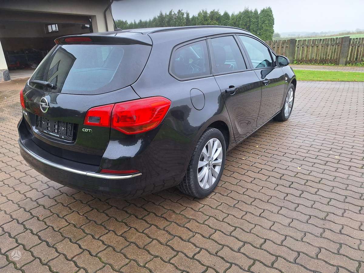Opel Astra 2013 — салон