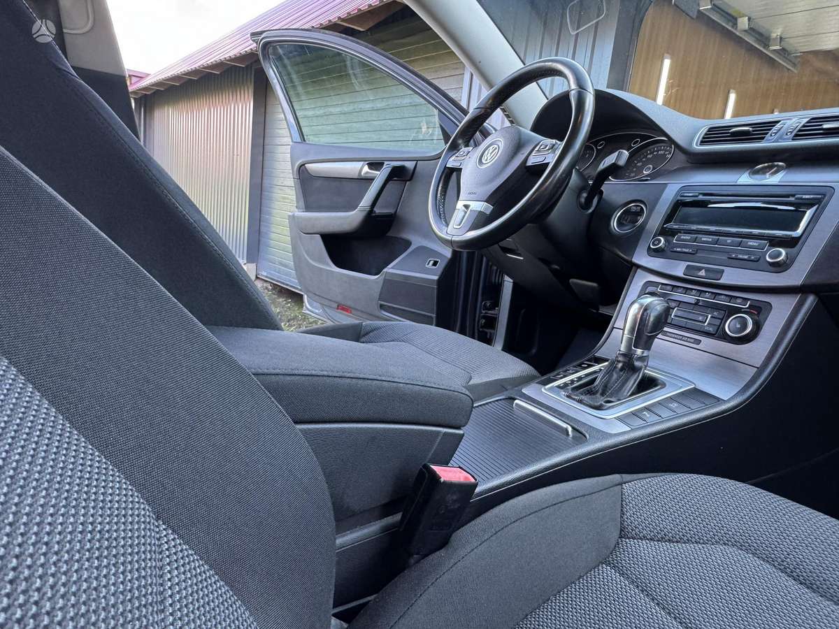 Volkswagen Passat 2012 — interior