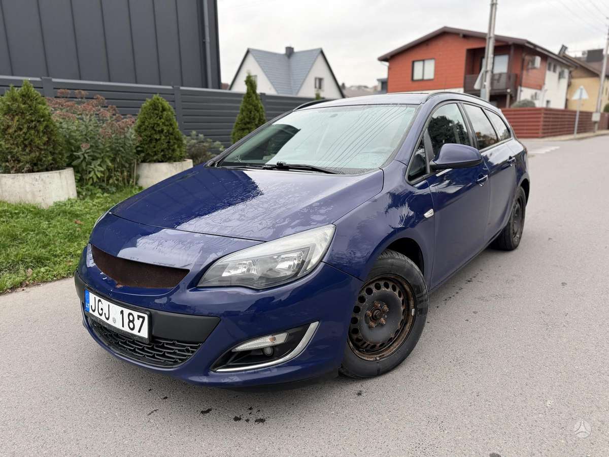 Opel Astra 2013 — вигляд ззаду