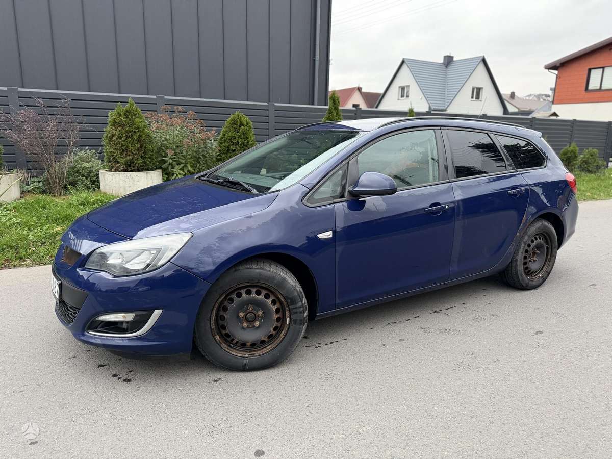 Opel Astra 2013 — салон