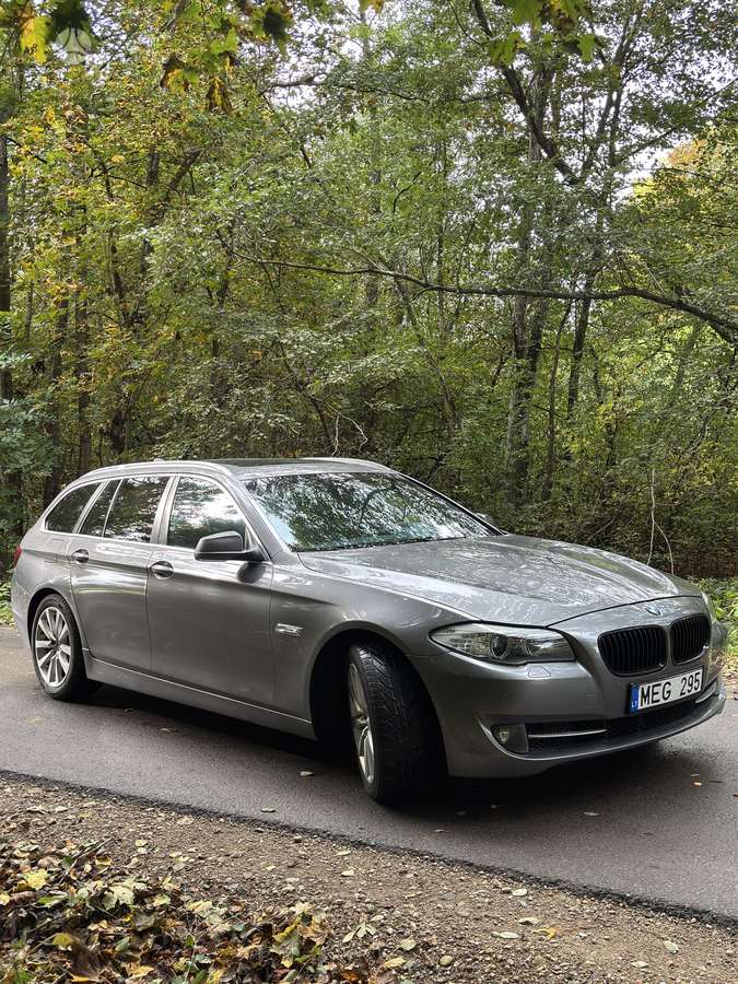 BMW 520 2011 — interior