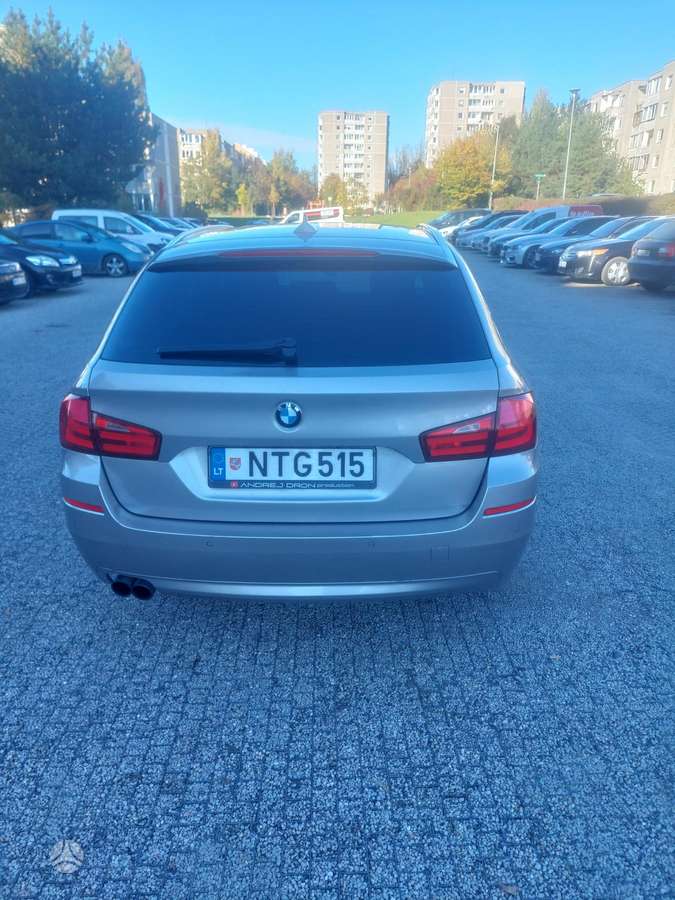 BMW 520 2010 — салон