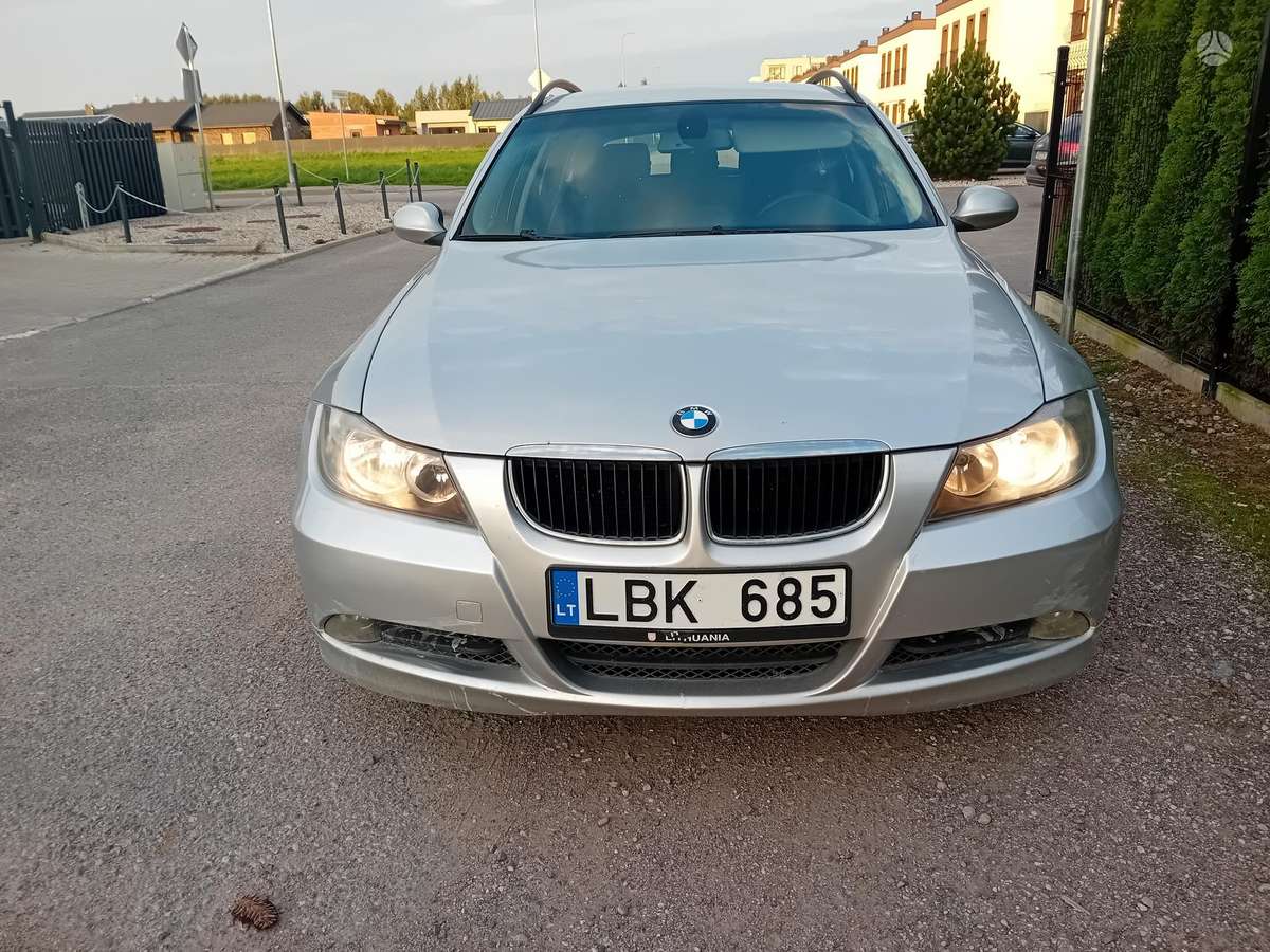 BMW 320 2006 — rear view