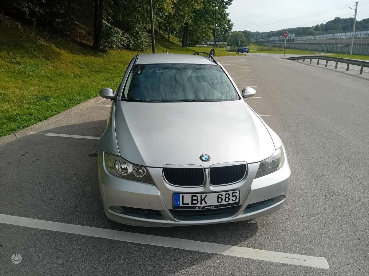 BMW 320 2006 — rear view