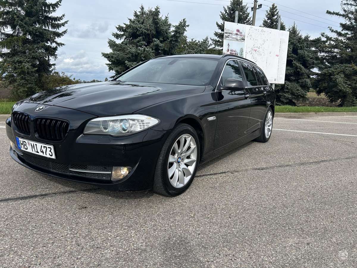 BMW 520 2011 — interior