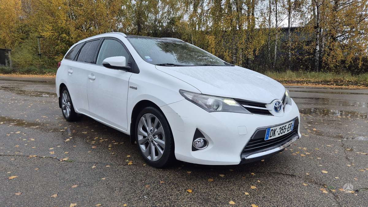 Toyota Auris 2014 — interior