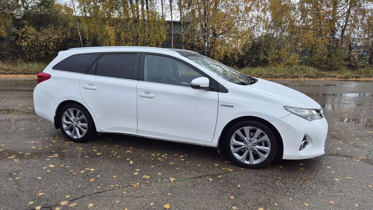 Toyota Auris 2014 — engine 1800 cm³