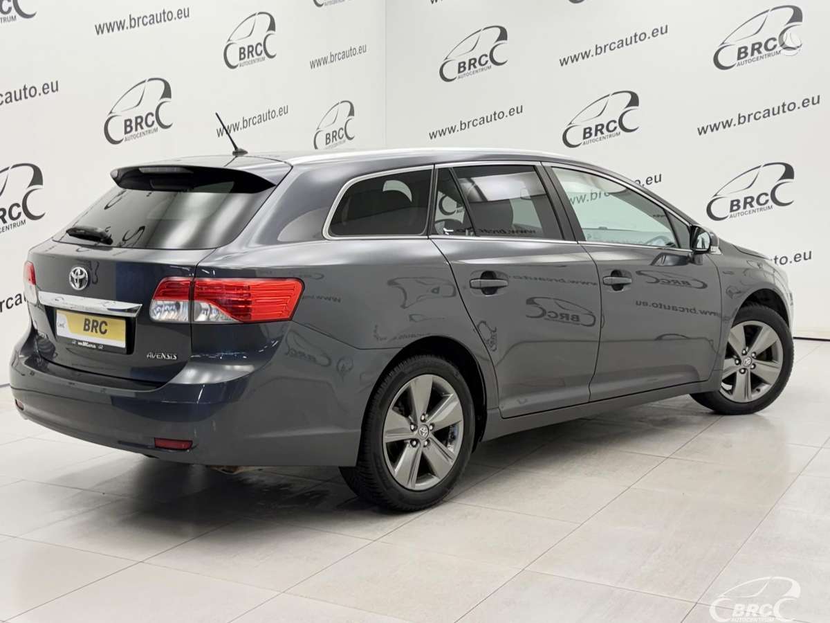 Toyota Avensis 2014 — салон