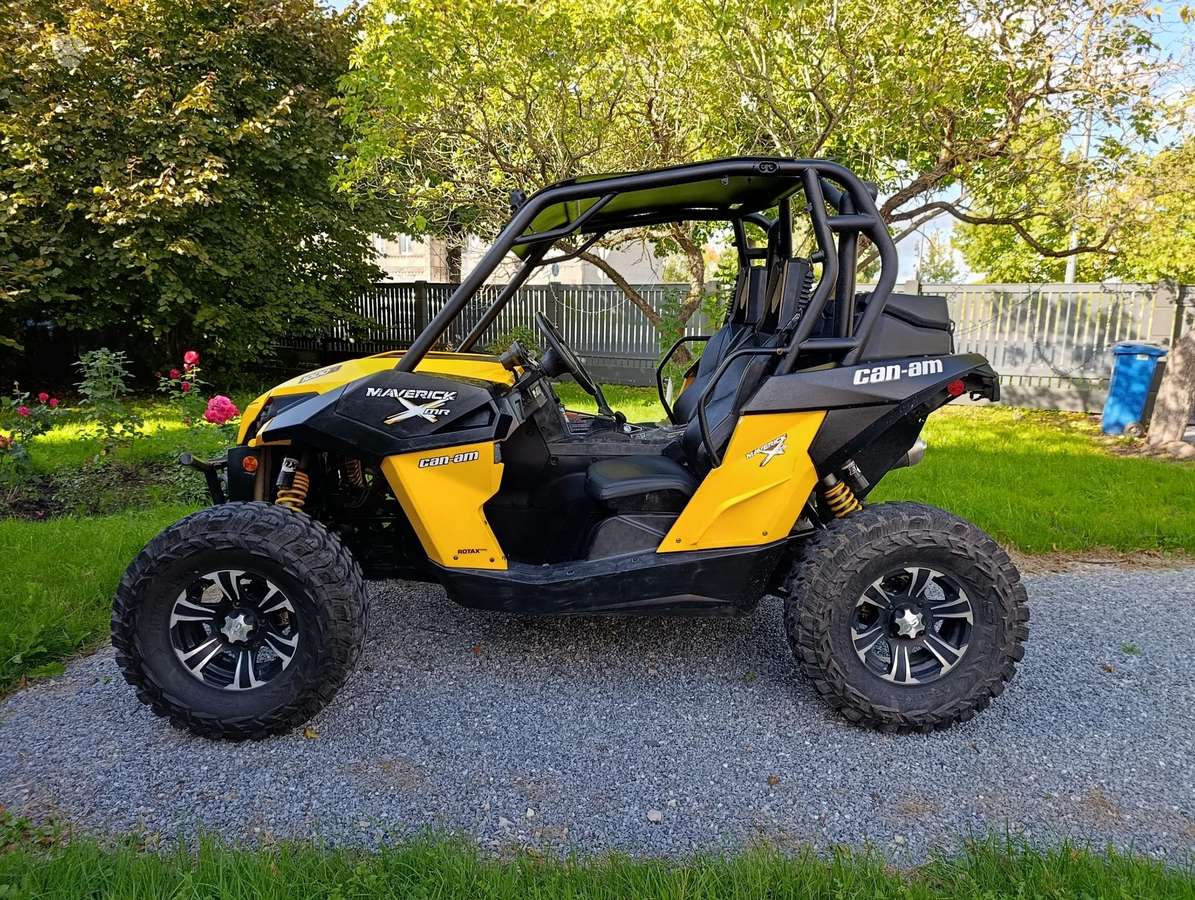 Can-Am Maverick 2012 — interior