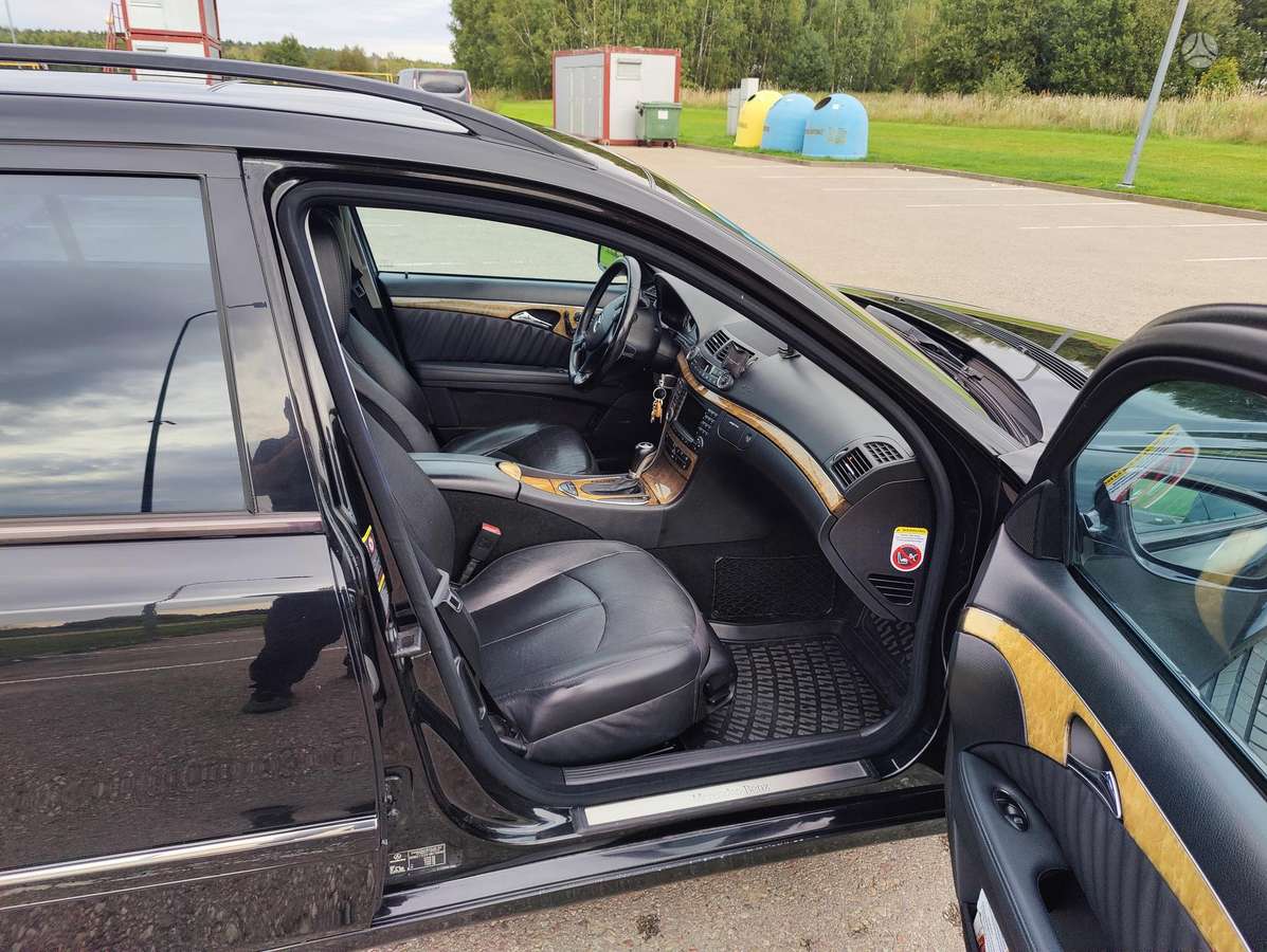 Mercedes-Benz E320 2007 — photo 11