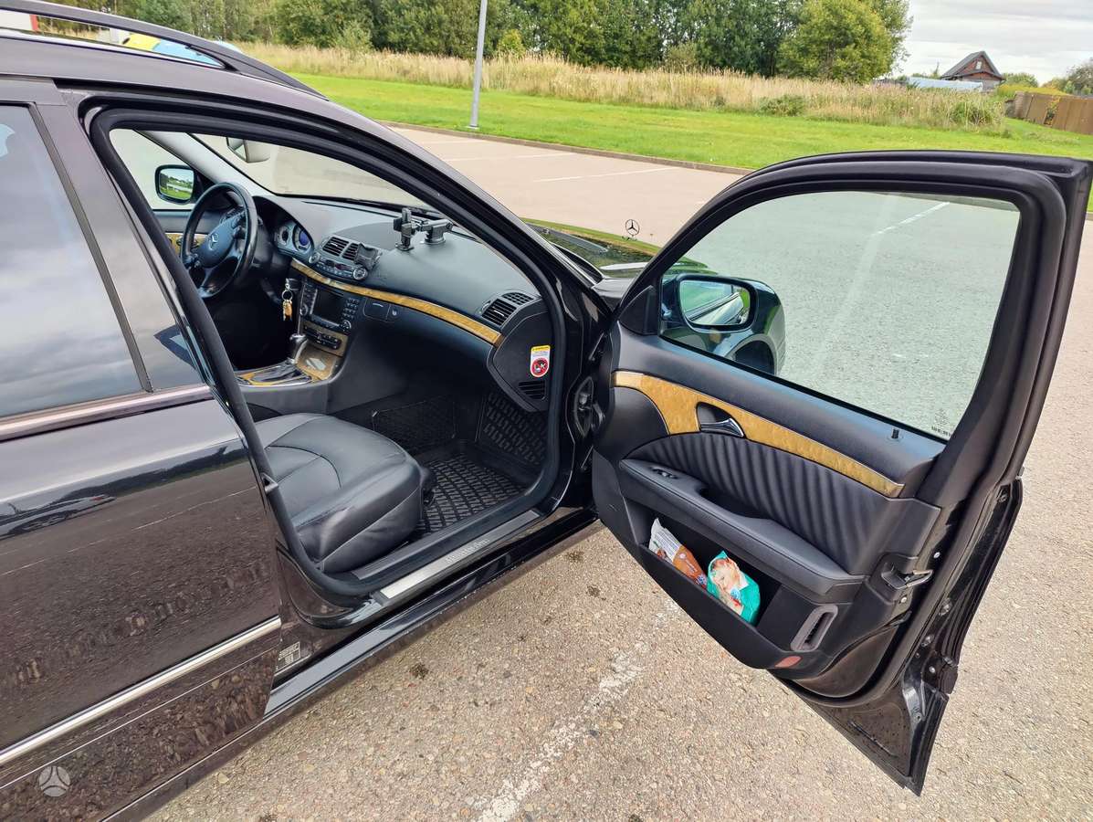 Mercedes-Benz E320 2007 — photo 12
