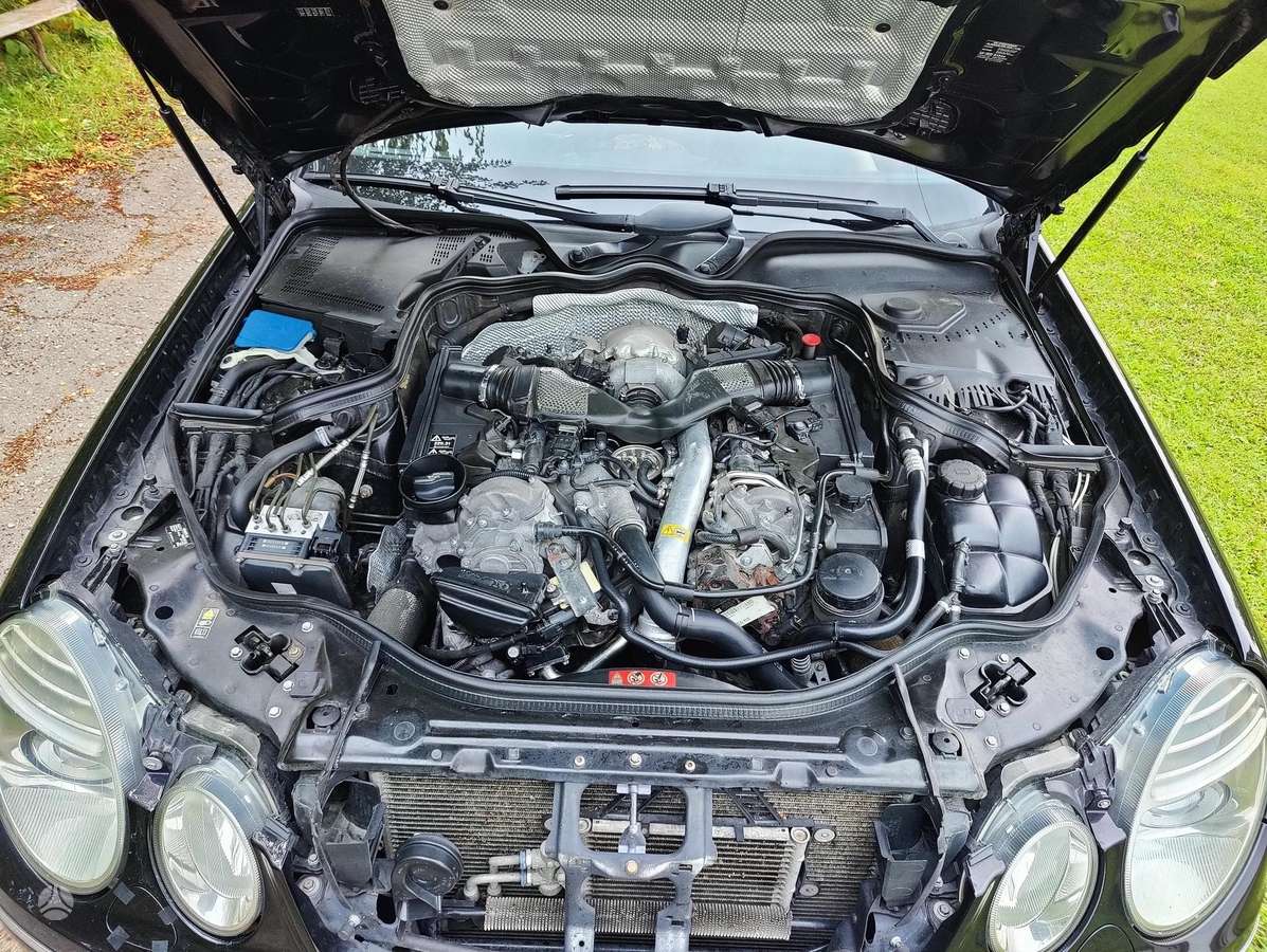Mercedes-Benz E320 2007 — photo 24