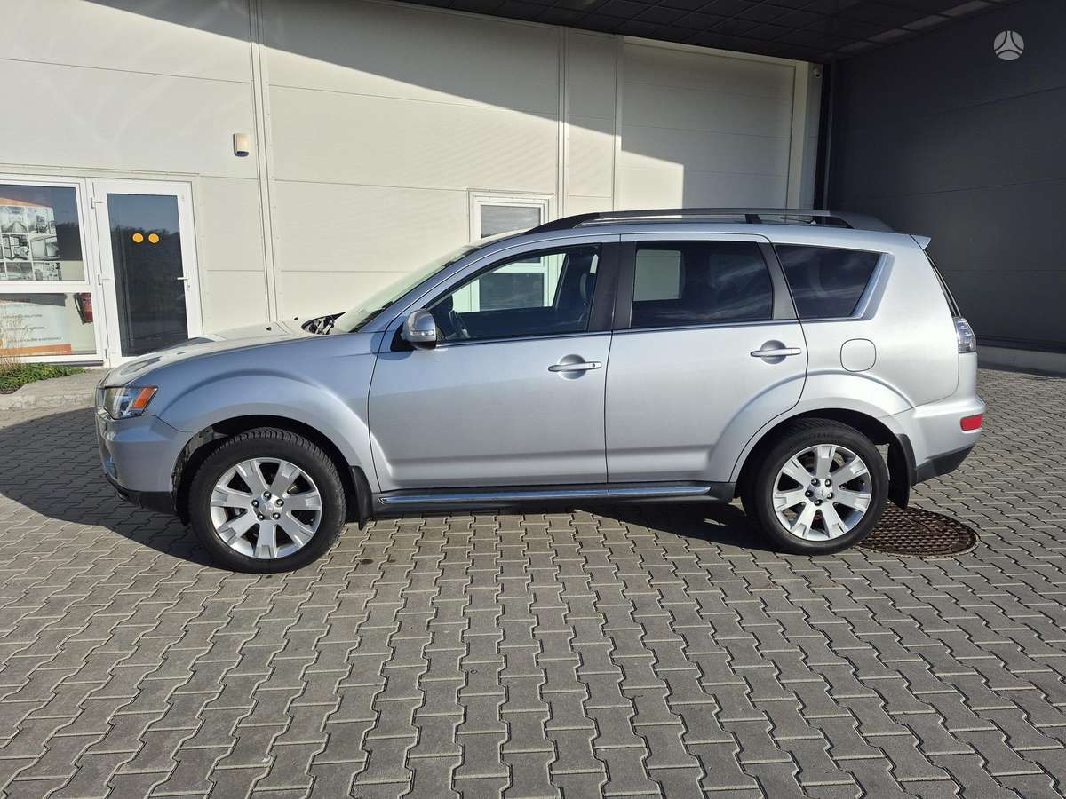 Mitsubishi Outlander 2011 — rear view