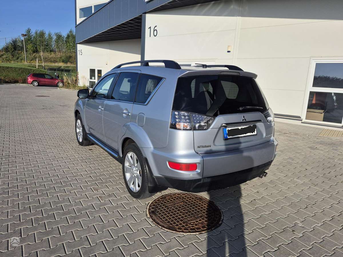 Mitsubishi Outlander 2011 — interior