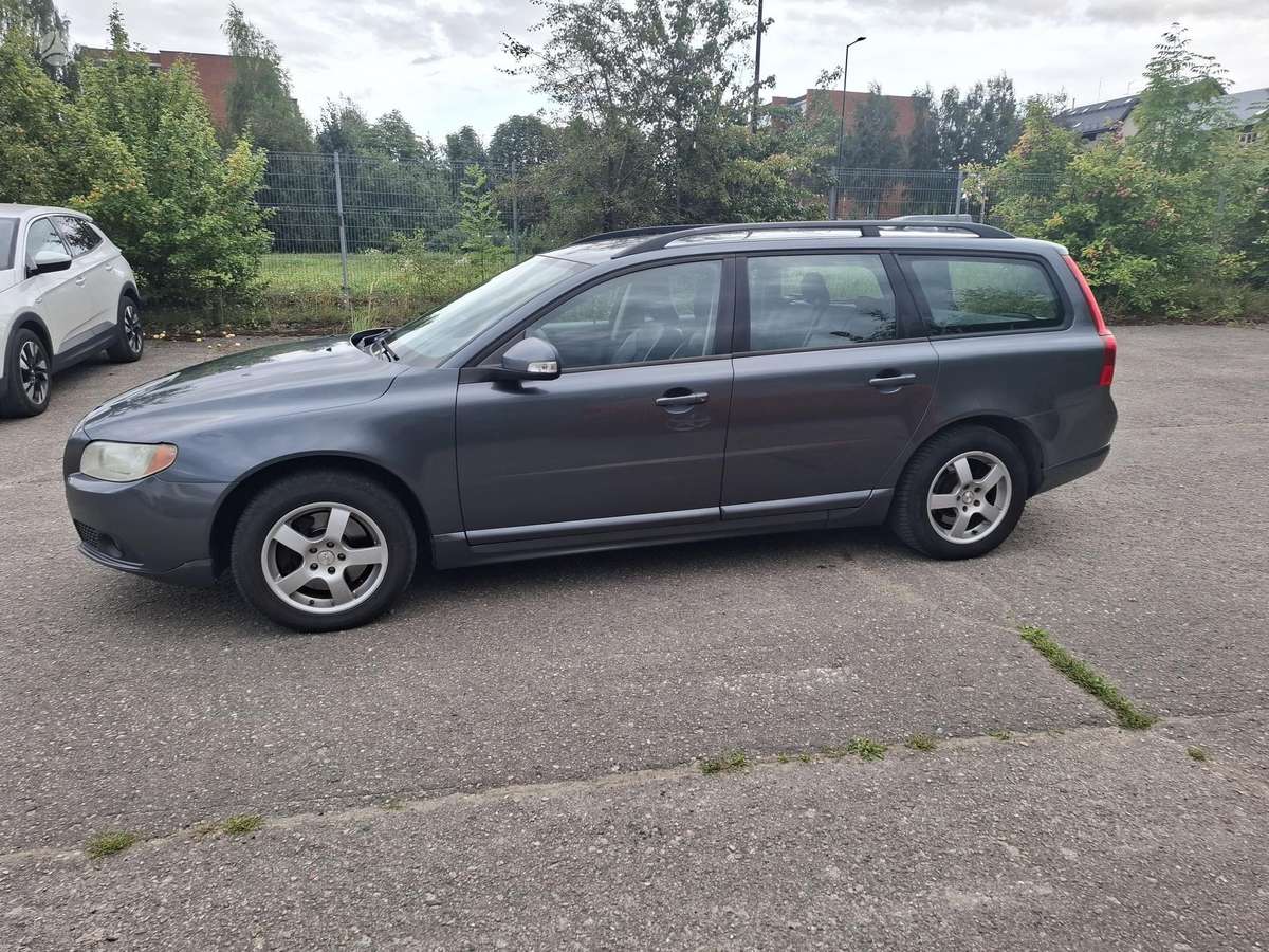 Volvo V70 2008 — rear view