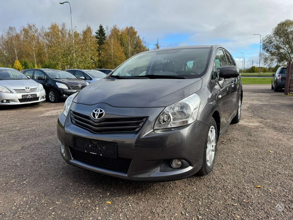 Toyota Verso 2012 — вигляд ззаду
