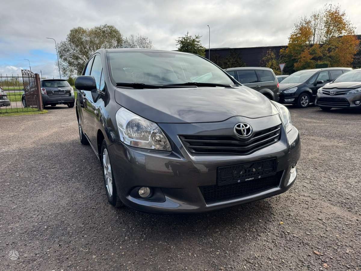 Toyota Verso 2012 — салон