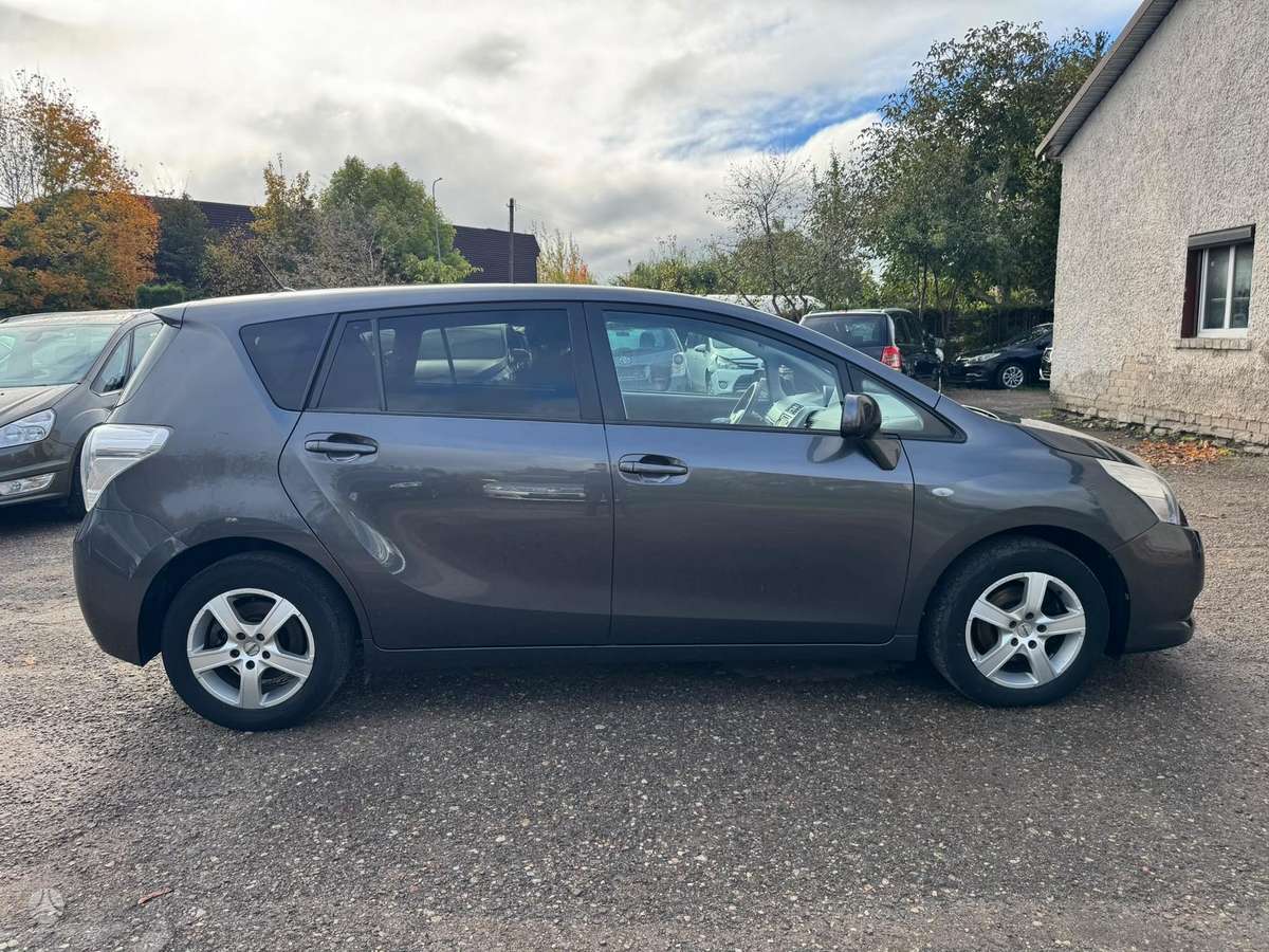 Toyota Verso 2012 — двигун 1998 cm³, 126 HP (93kW)