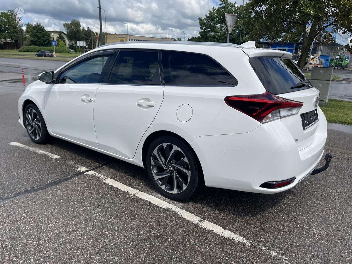 Toyota Auris 2015 — фото 10