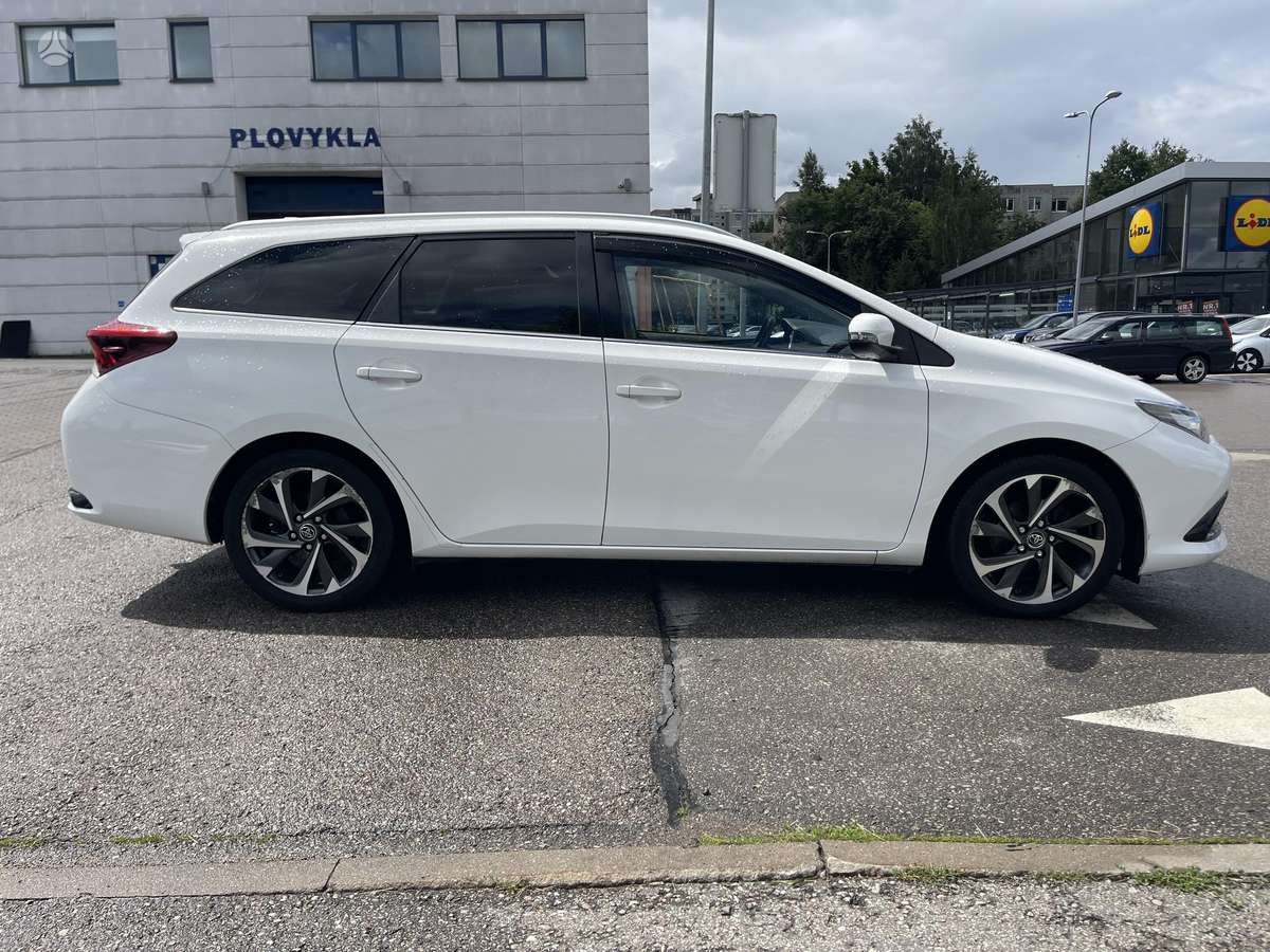 Toyota Auris 2015 — фото 16
